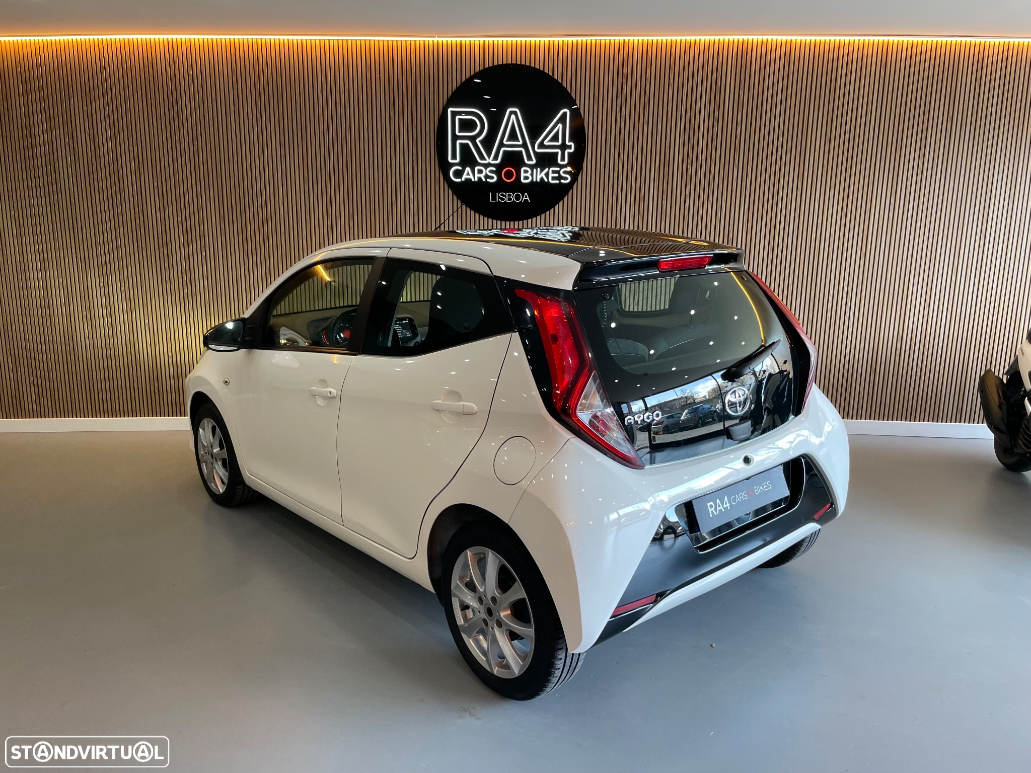 Toyota Aygo 1.0 X-Play Plus MM - 2