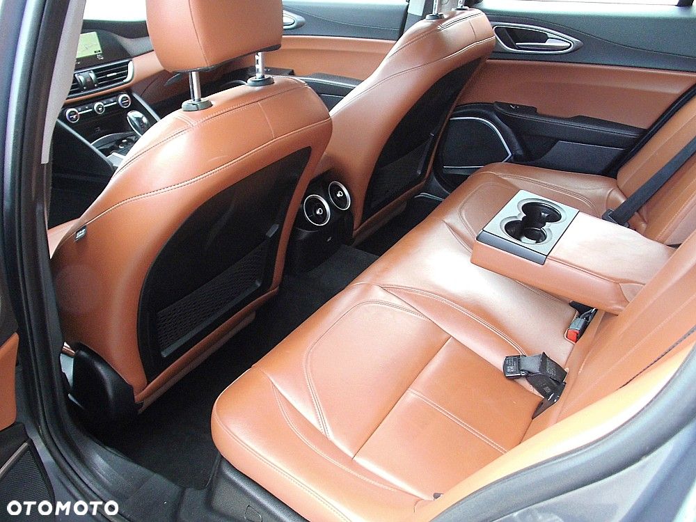 Alfa Romeo Giulia 2.2 AT8 Business - 6