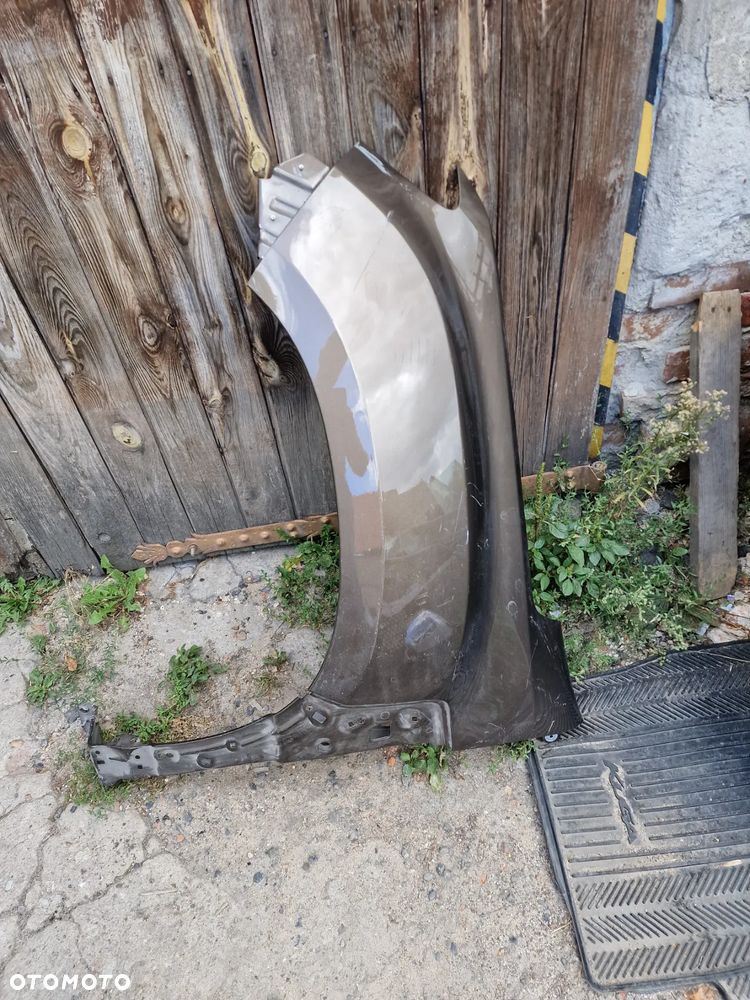 Błotnik  lewy  przód  Dacia duster  II - 2