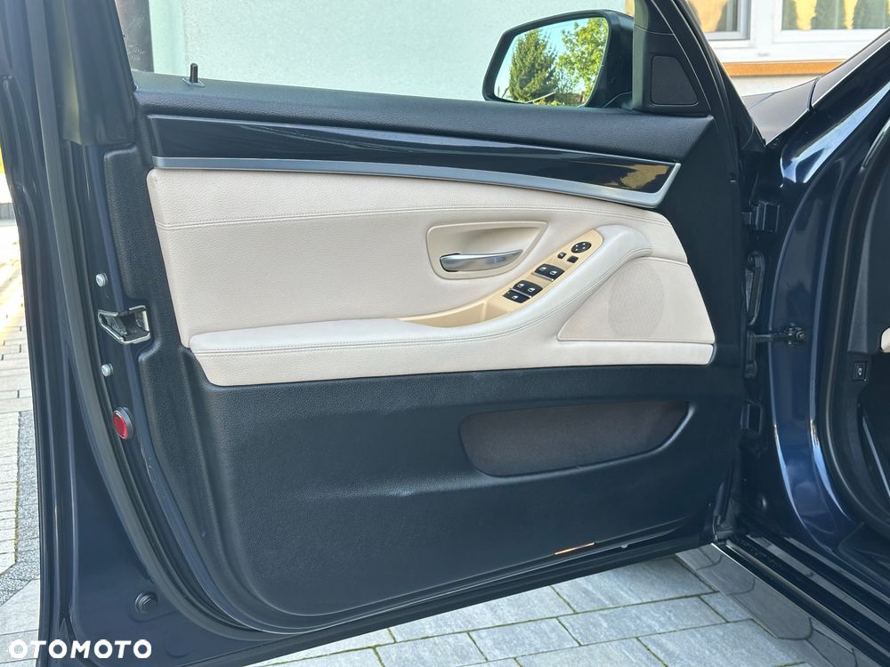BMW Seria 5 530d xDrive Touring Sport-Aut Modern Line - 28