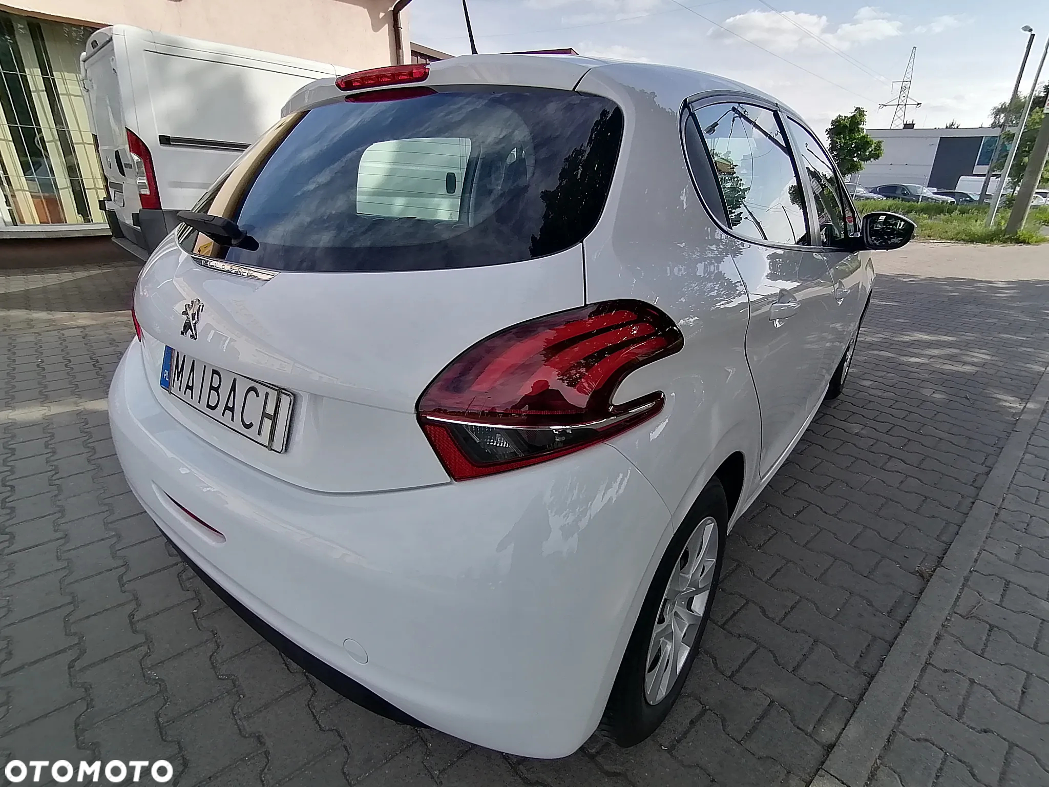 Peugeot 208 - 8