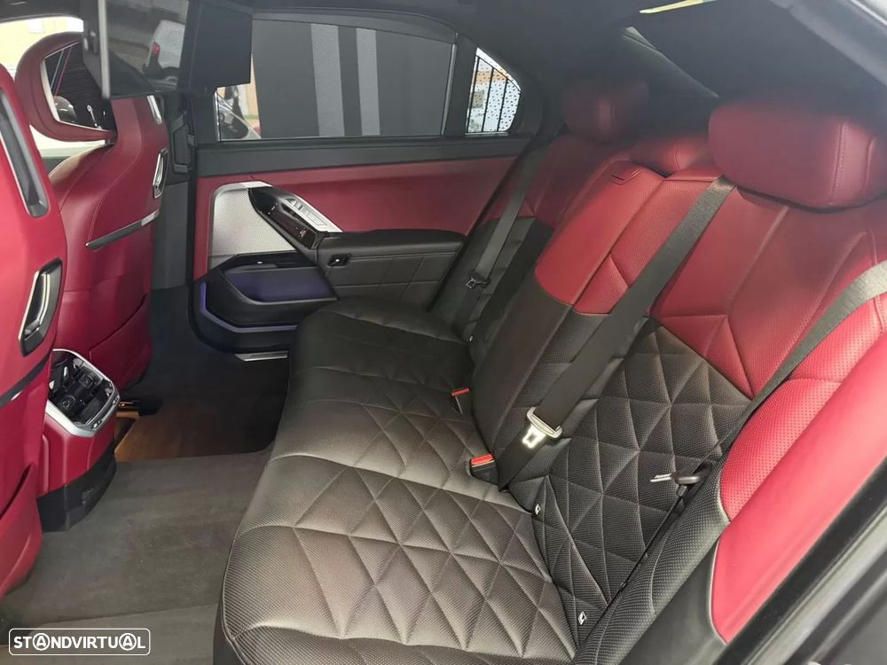 BMW i7 eDrive50 Pack Desportivo M - 32