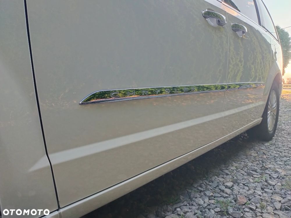 Chrysler Town & Country 3.6 Limited - 11