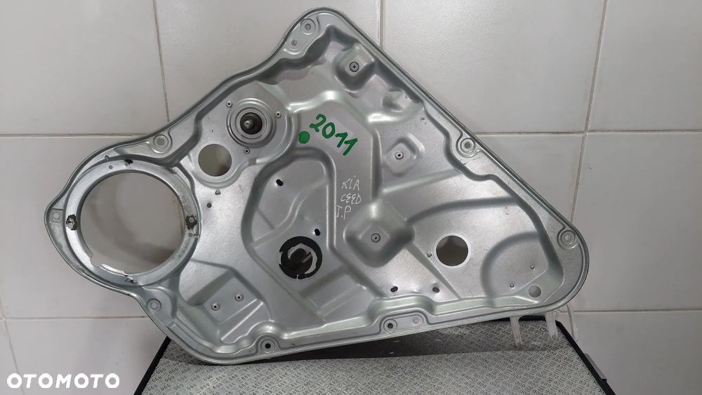 PODNOŚNIK SZYBY RĘCZNY TYŁ PRAWY R2011 KIA CEED - 1