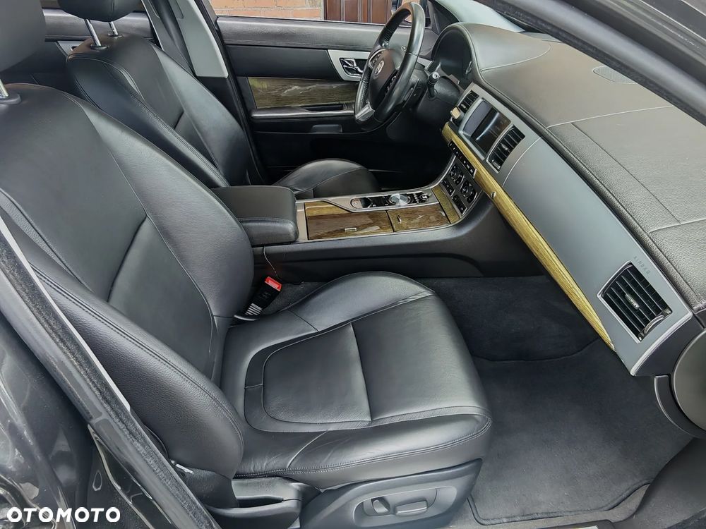 Jaguar XF 2.2 D Luxury - 8
