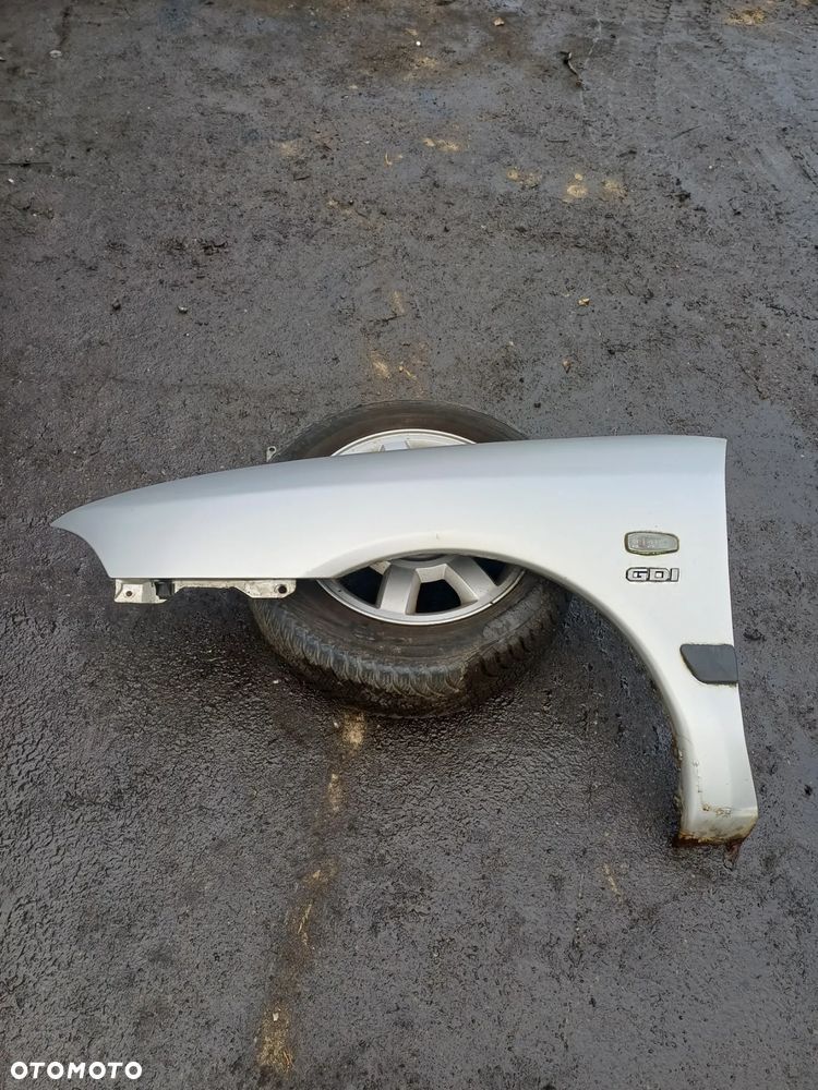 Błotnik  lewy przedni Mitsubishi Carisma 2003r - 1