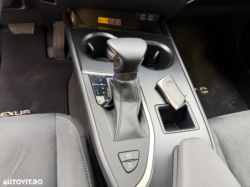 Lexus UX 250h FWD Business - 19