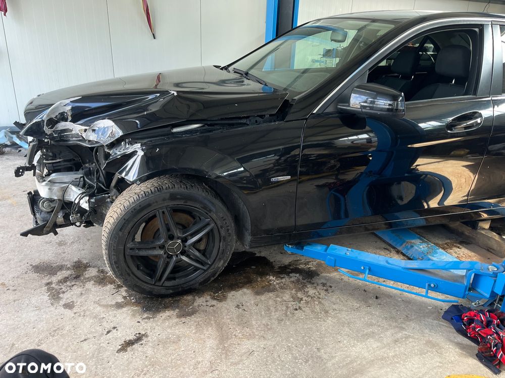 Mercedes-Benz Klasa C 200 CDI DPF (BlueEFFICIENCY) Avantgarde - 3
