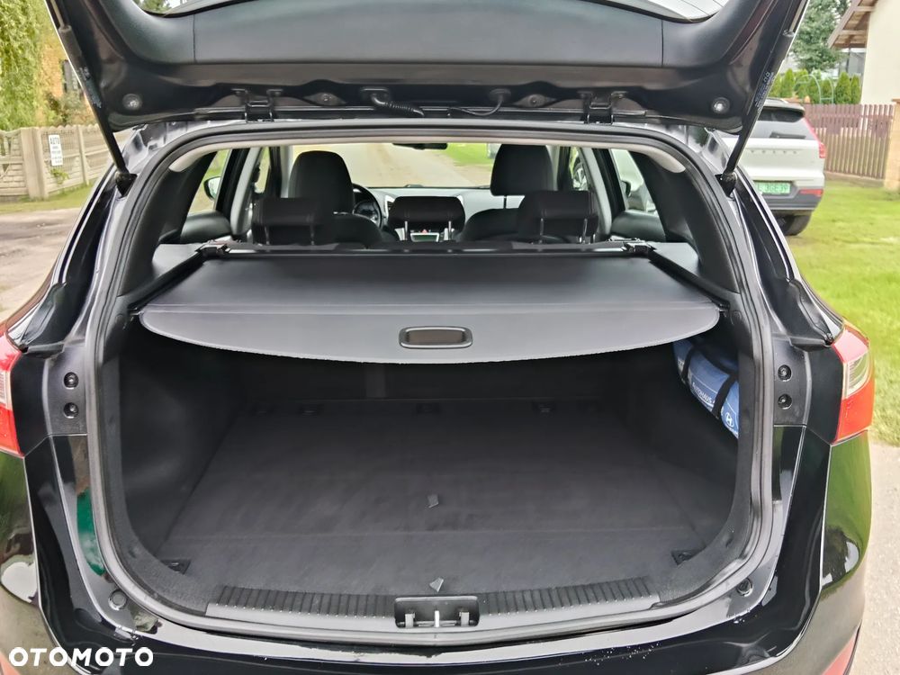 Hyundai i30 i30cw 1.6 CRDi Fifa World Cup Edition - 24