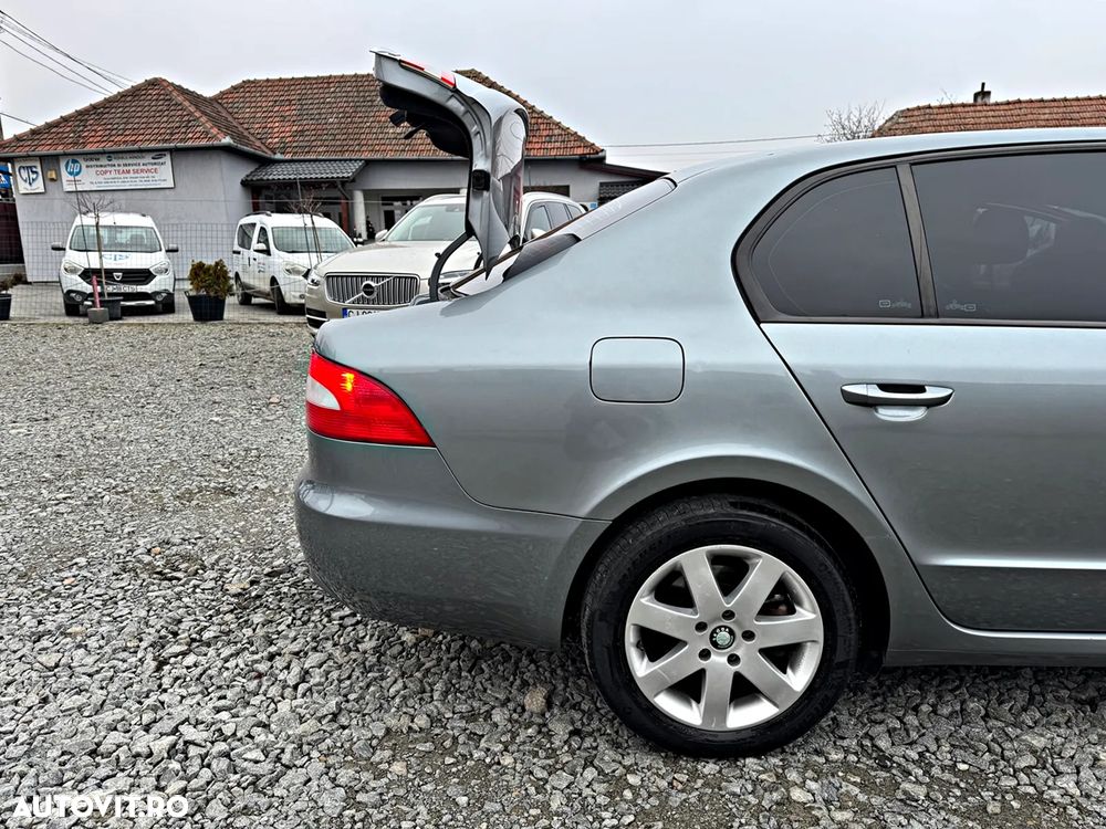 Skoda Superb 2.0 TDI DPF Elegance - 19