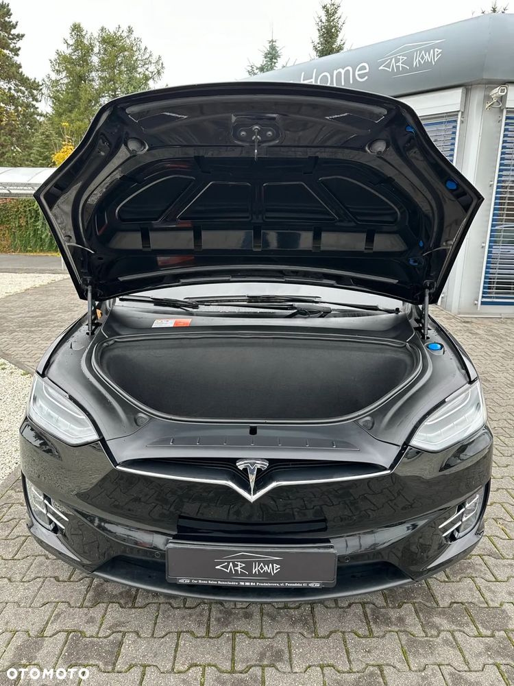 Tesla Model X - 16