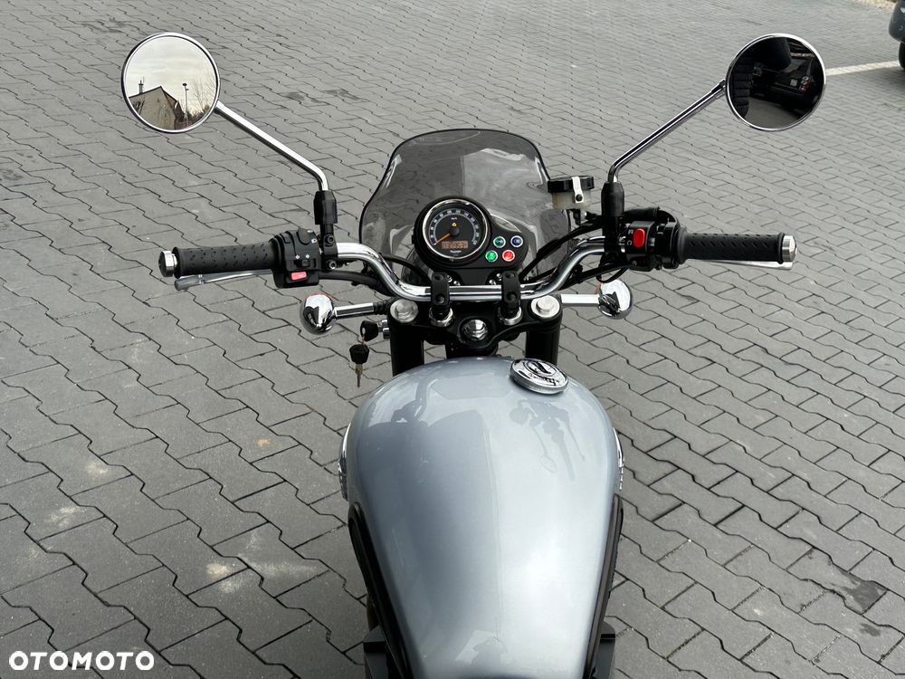 Triumph Bonneville - 22