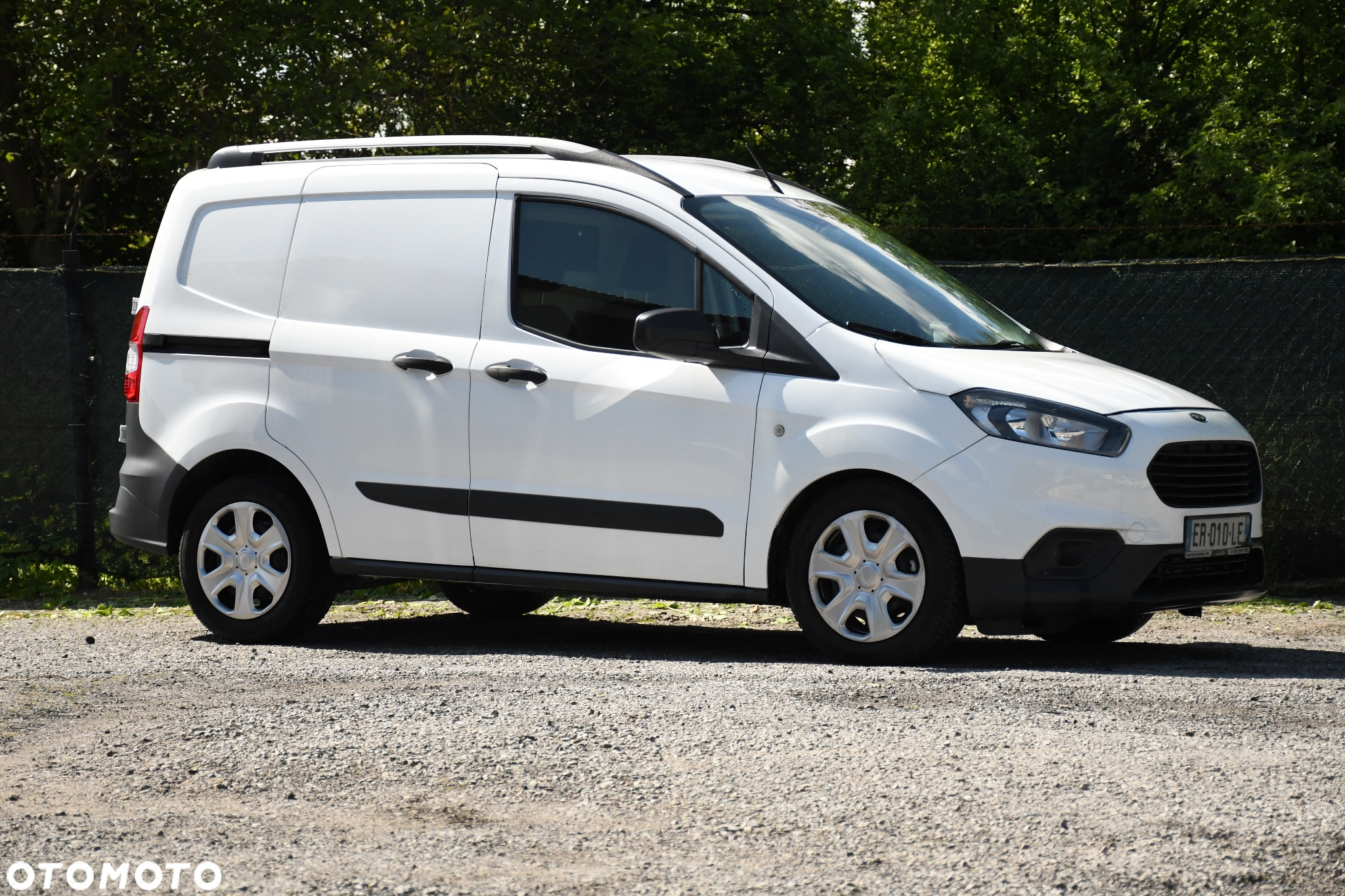 Ford Transit Courier - 19