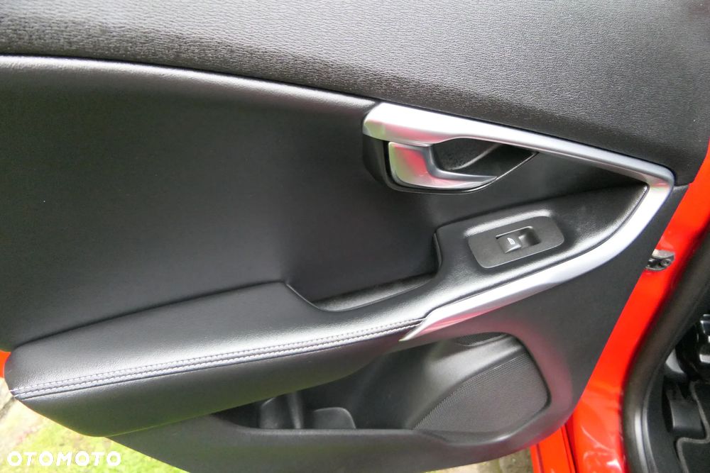 Volvo V40 D2 Drive-E R-Design Momentum - 29