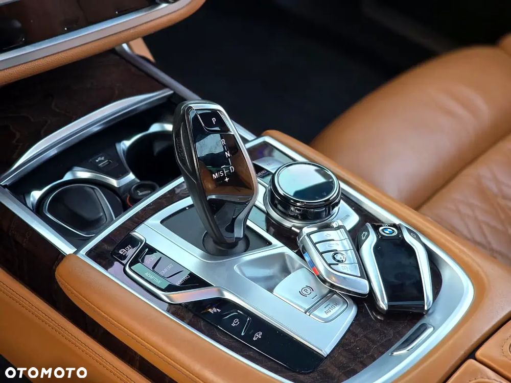 BMW Seria 7 750Li xDrive - 13