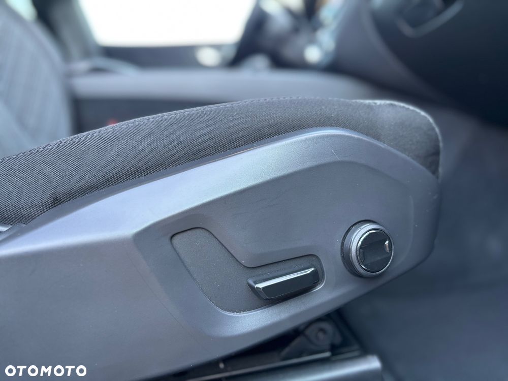 Volvo XC 60 B4 B Momentum Pro - 24