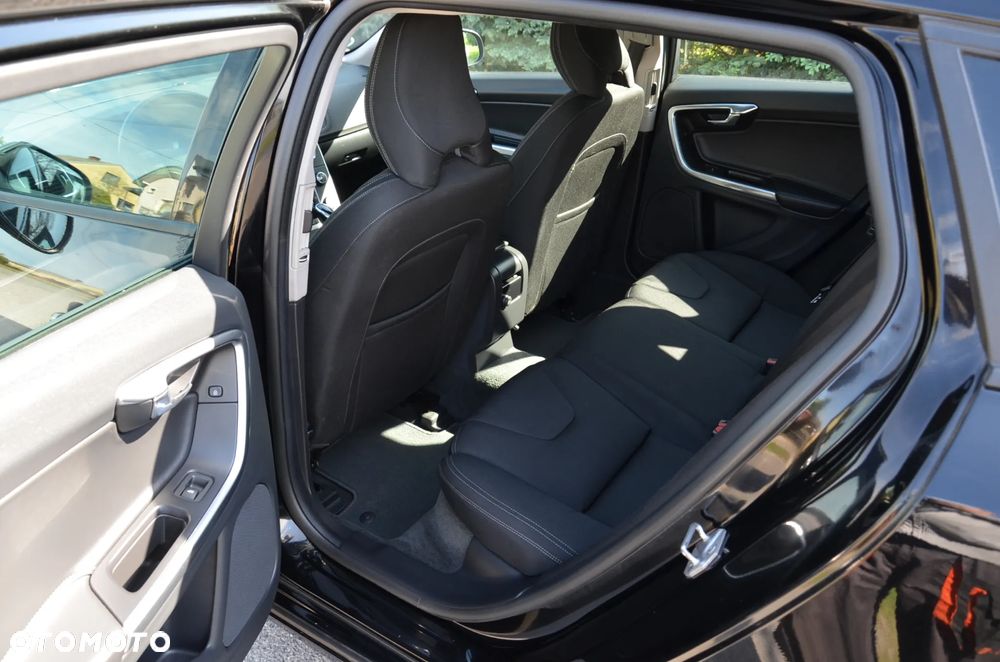 Volvo V60 D4 Geartronic Momentum - 17