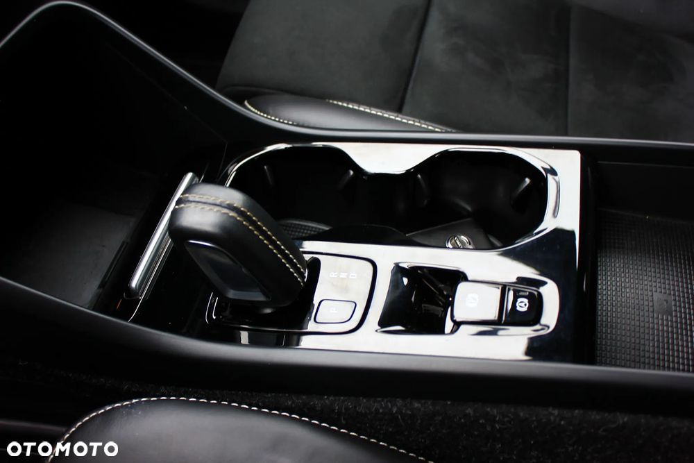 Volvo XC 40 ver-t5-plug--in-hybrid-r--design - 28