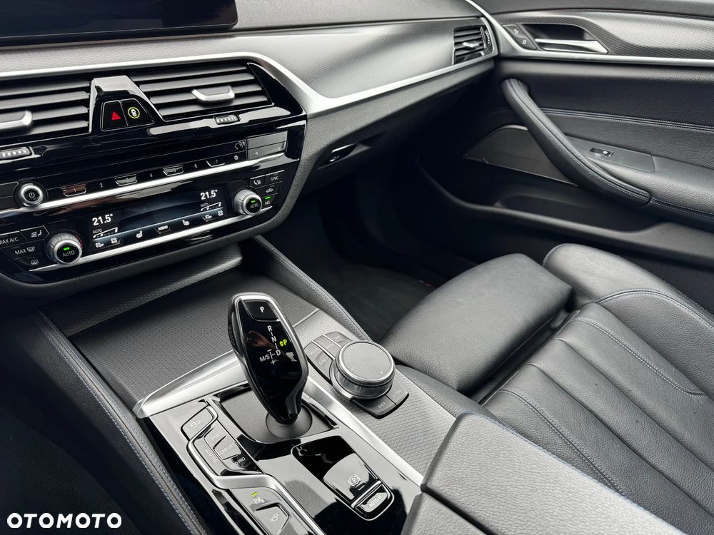 BMW Seria 5 M550i xDrive sport - 22