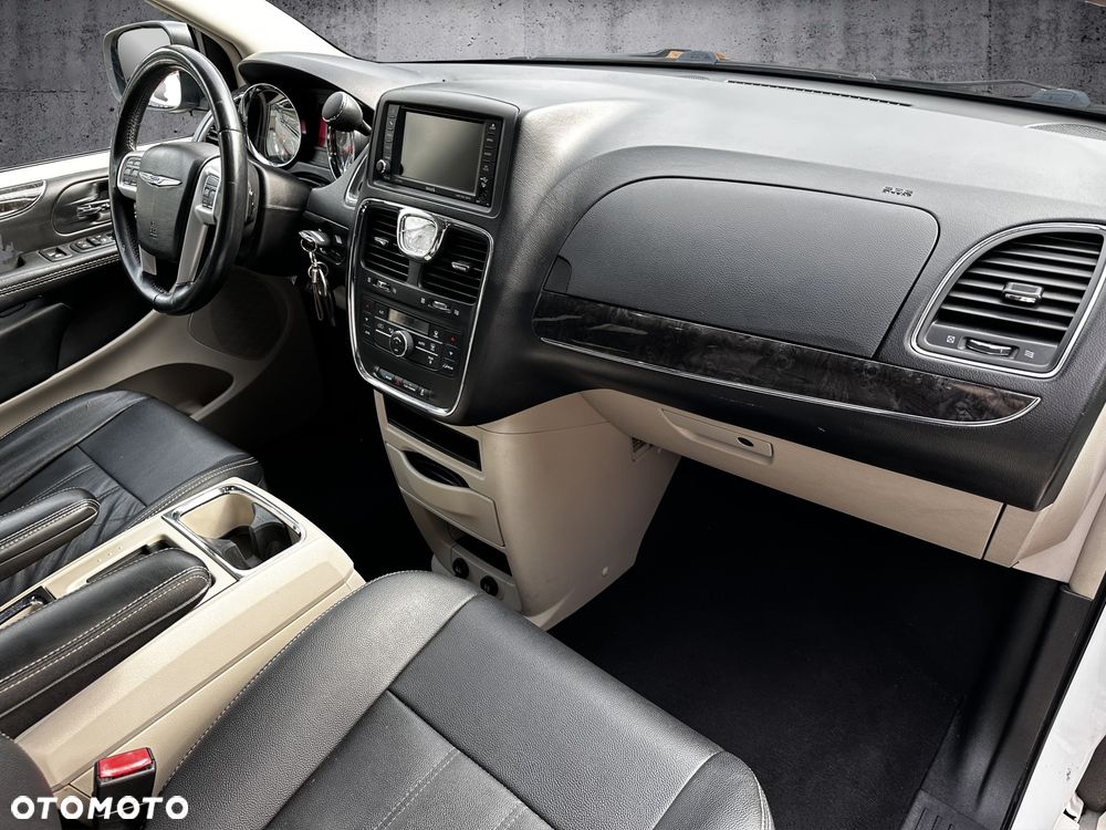 Chrysler Town & Country 3.6 Limited - 11