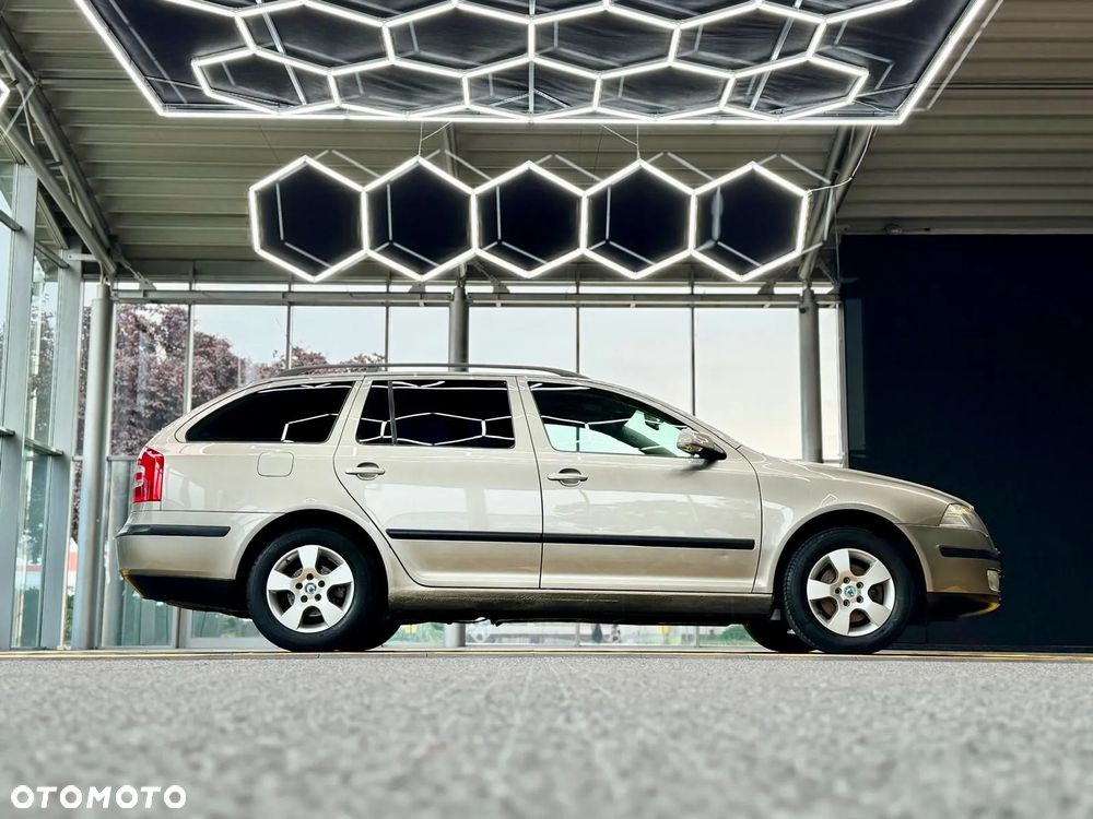Skoda Octavia 1.6 Combi Ambiente - 9