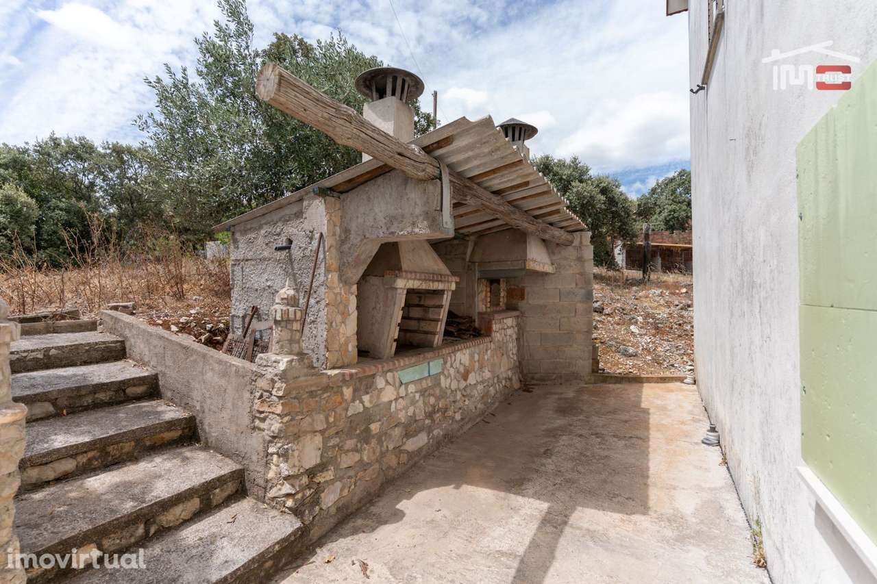 MORADIA T3 COM LICENÇA DE UTILIZAÇÃO, SÓTÃO, GARAGEM, CHURRASQUEIRA... - Grande imagem: 2/32