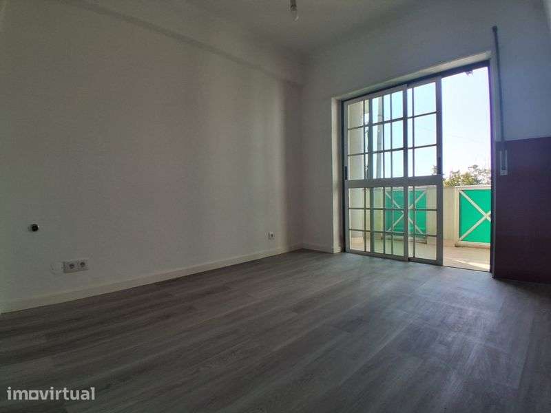 Apartamento T4 no centro da Charneca de Caparica - Grande imagem: 4/12