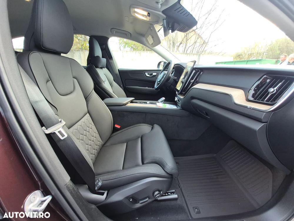 Volvo XC 60 B5 AT AWD MHEV Plus Dark - 17