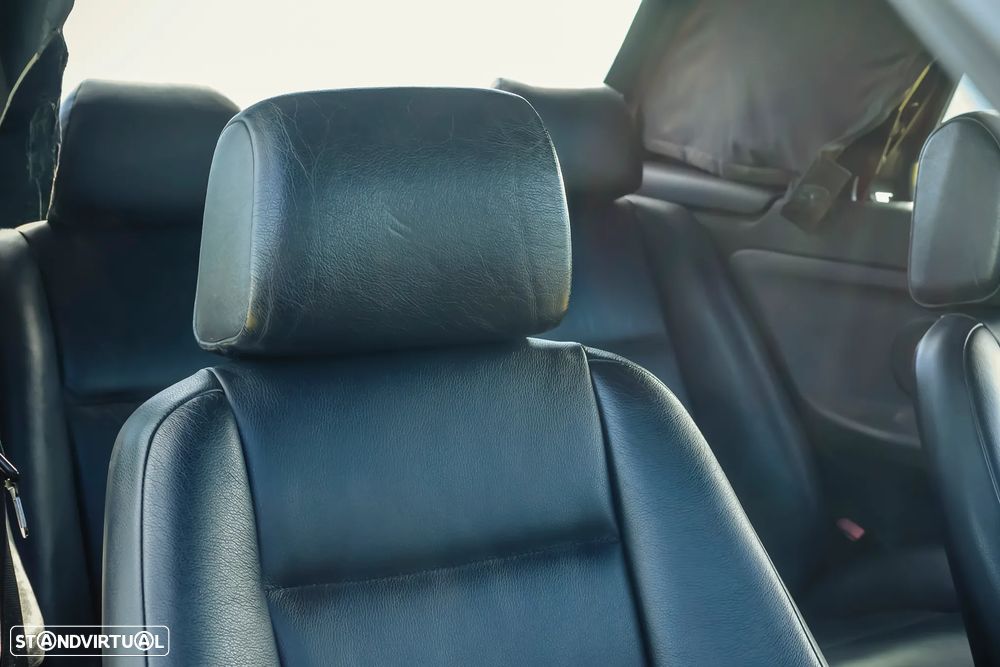 BMW 320 i Touring - 9