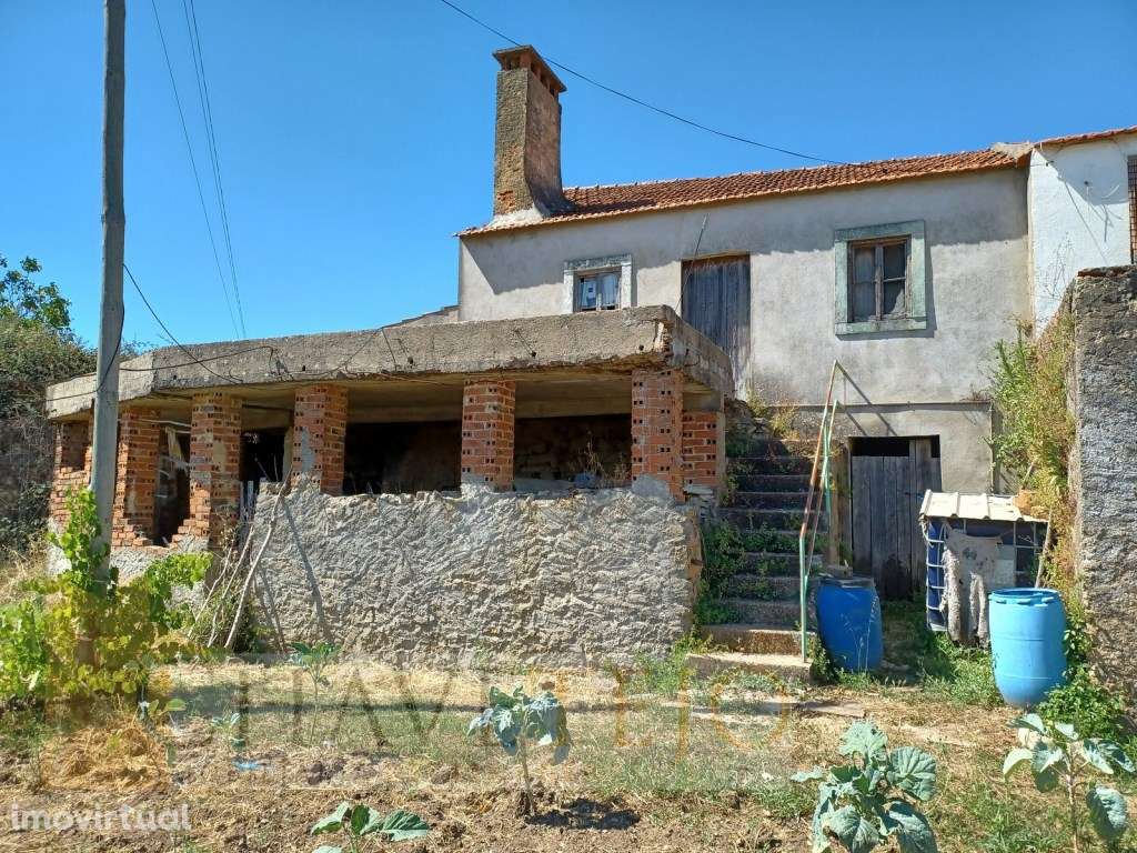 Casa antiga geminada para reabilitar a 10m de Ferreira do Zêzere. - Grande imagem: 2/13