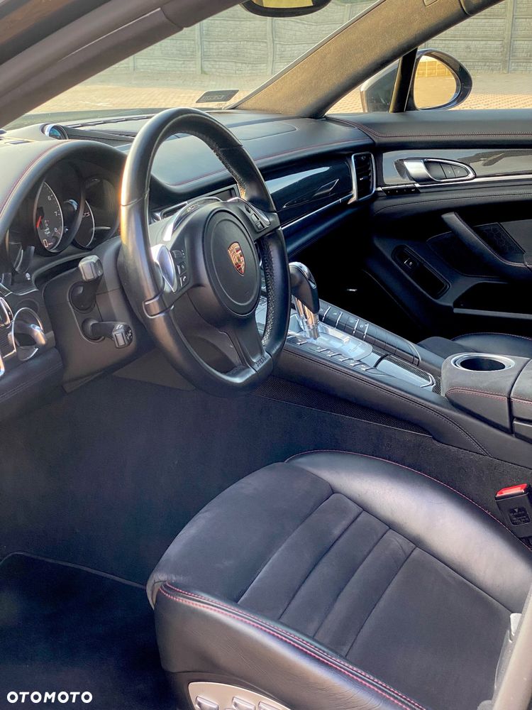 Porsche Panamera GTS PDK - 12