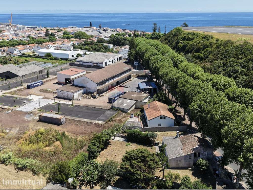 Moradia inserida em terreno de 569m2, Ponta Delgada Ilha de São Miguel - Grande imagem: 3/28
