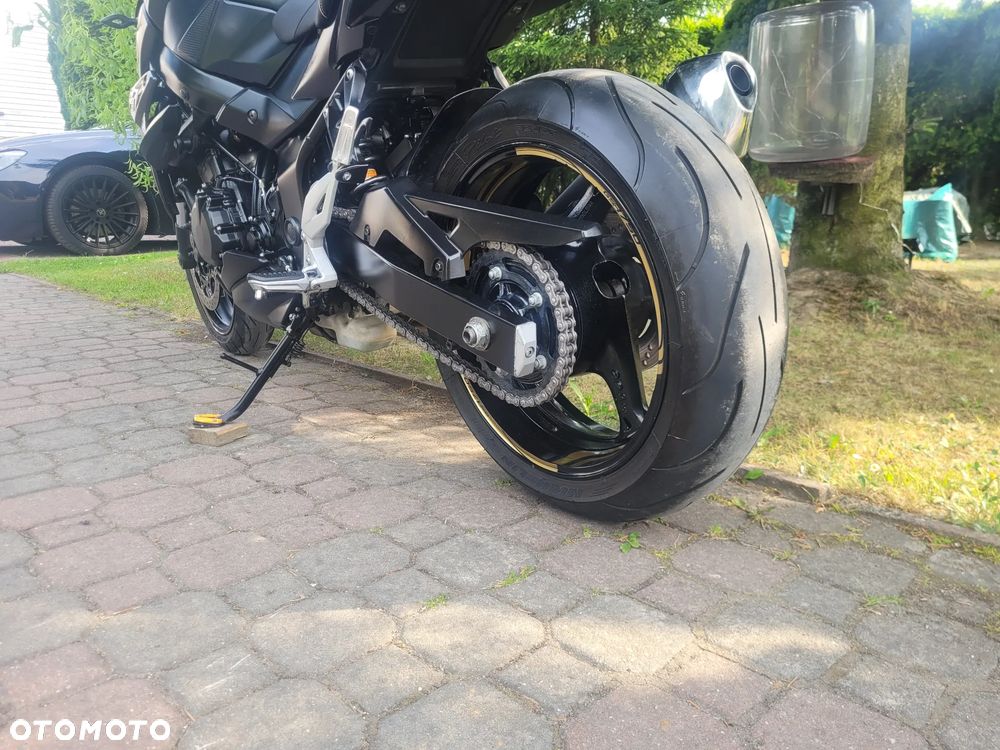 Suzuki GSR - 27