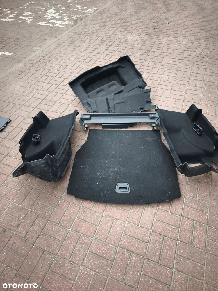 Tapicerka wykładzina bagażnika boczki c-klasa w206 sedan A2066803700
