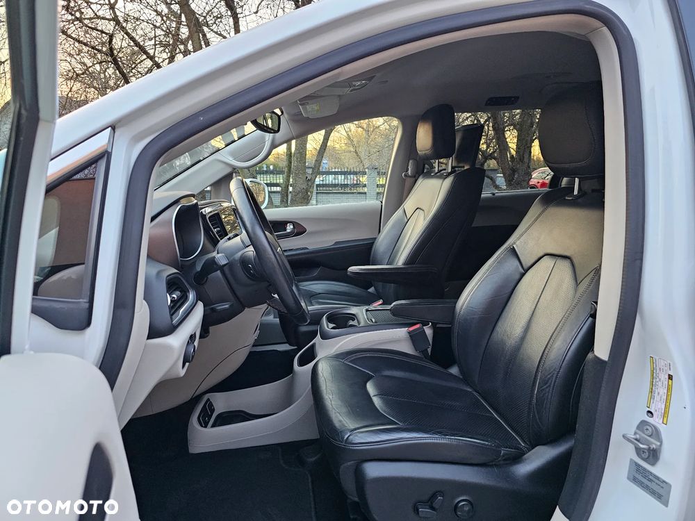 Chrysler Pacifica - 11