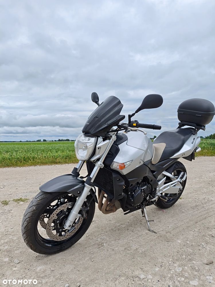 Suzuki GSR - 2