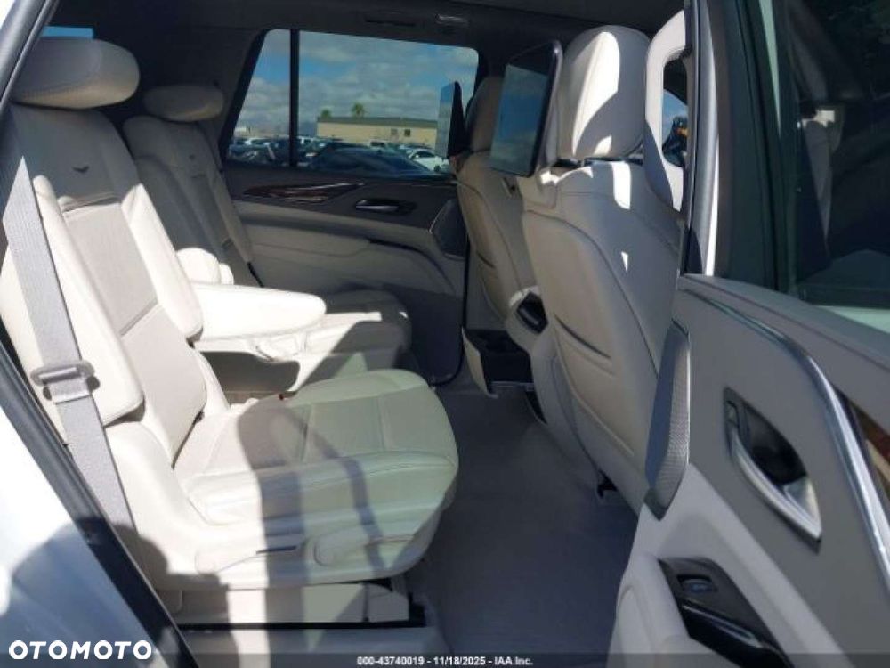 Cadillac Escalade - 8