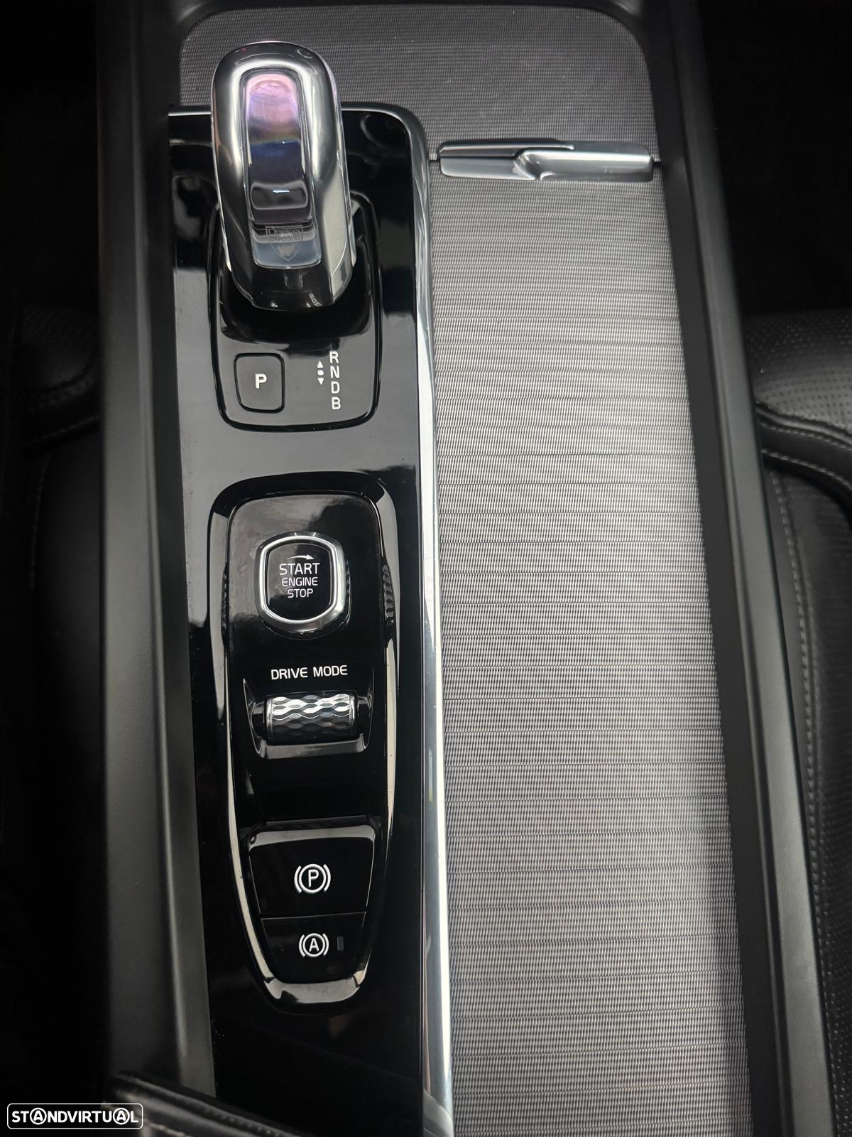 Volvo XC 60 2.0 T8 PHEV R-Design AWD - 22