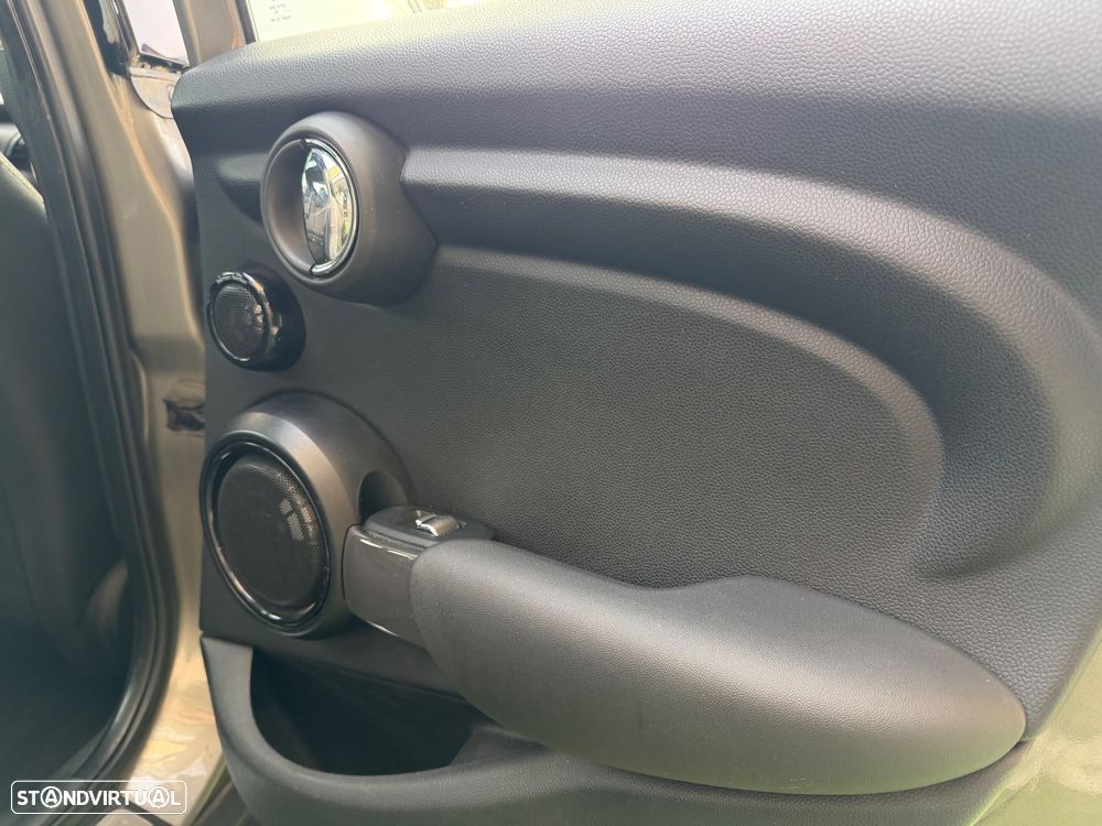 MINI 5 Portas Cooper D Auto - 16
