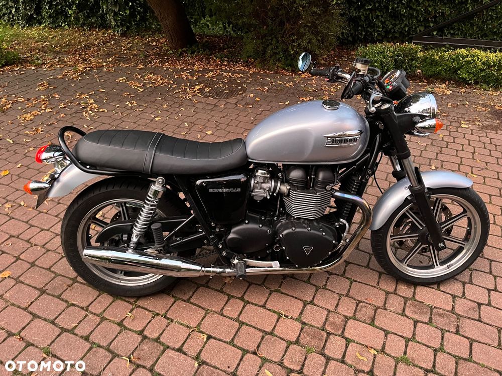Triumph Bonneville - 4