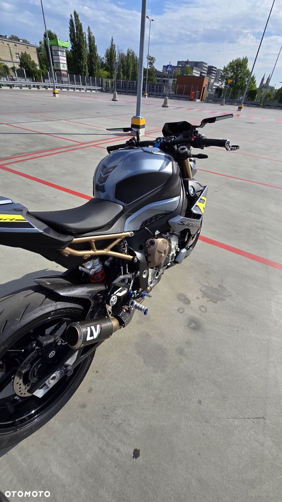 BMW S - 6