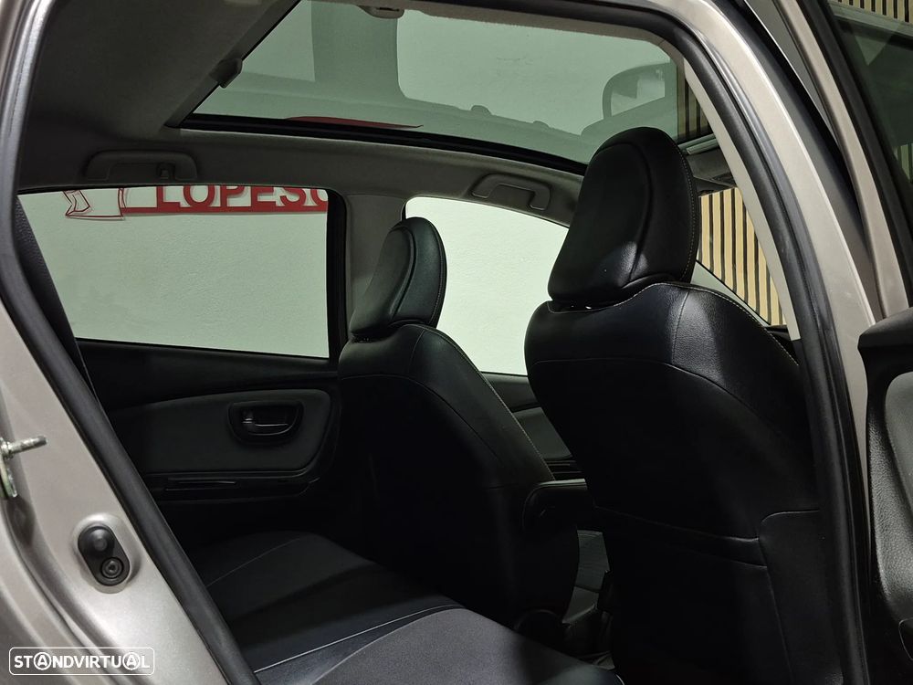 Toyota Yaris 1.5 HSD Comfort +P.Style+P.Techno - 34