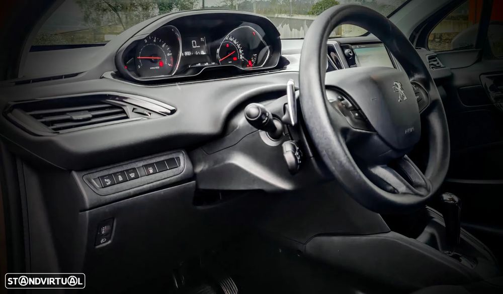 Peugeot 208 1.2 PureTech Signature EAT6 - 14