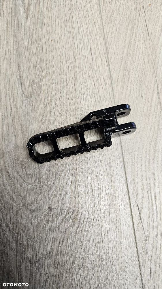 Oryginalny Podnóżek Prawy Suzuki RM 125 250 / DR 100 125  43551-37202 - 4