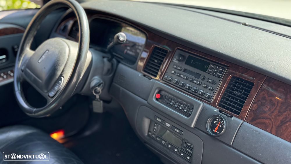 Lincoln Town Car - 13