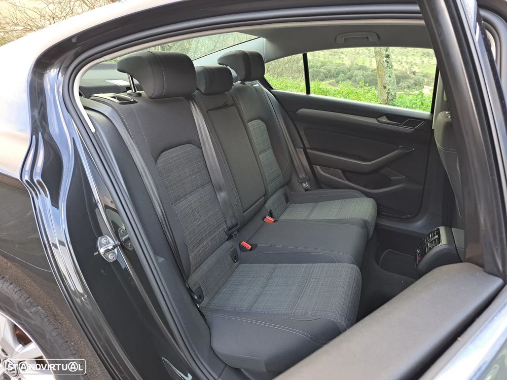 VW Passat 1.6 TDI Business DSG - 32