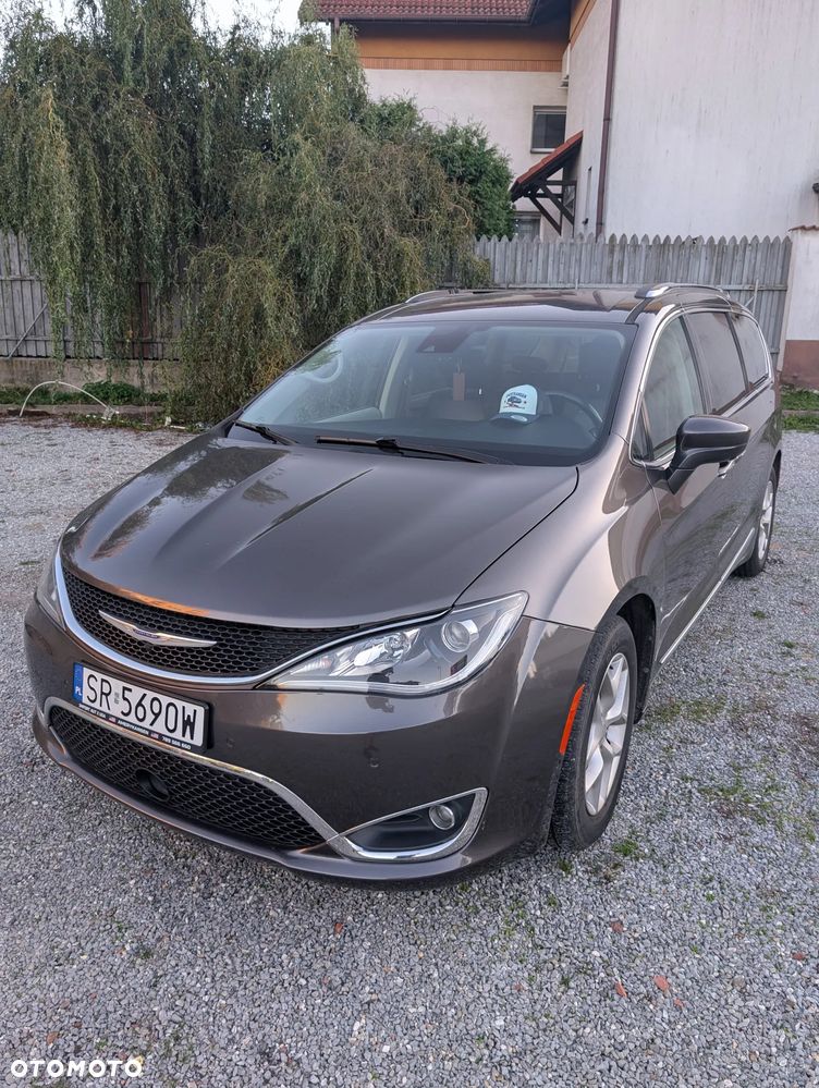 Chrysler Pacifica - 1