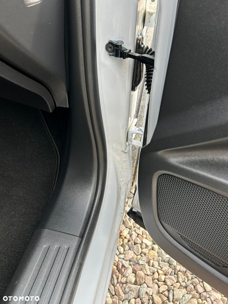 Peugeot 2008 Hybrid 136 e-DSC Style - 24