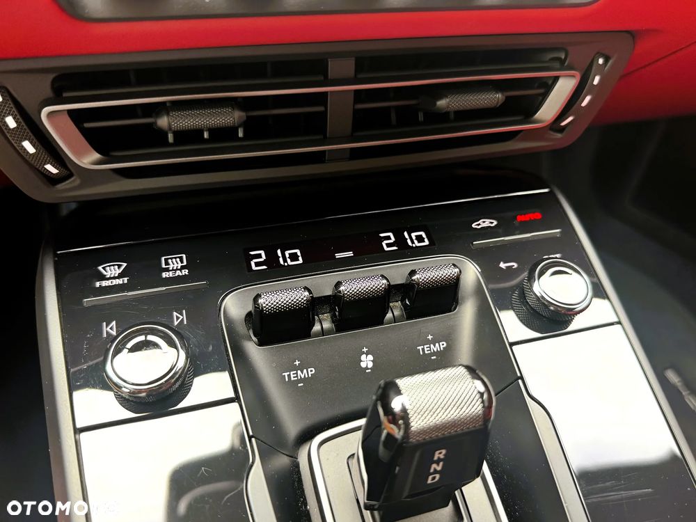 Porsche 911 Carrera 4 GTS - 13