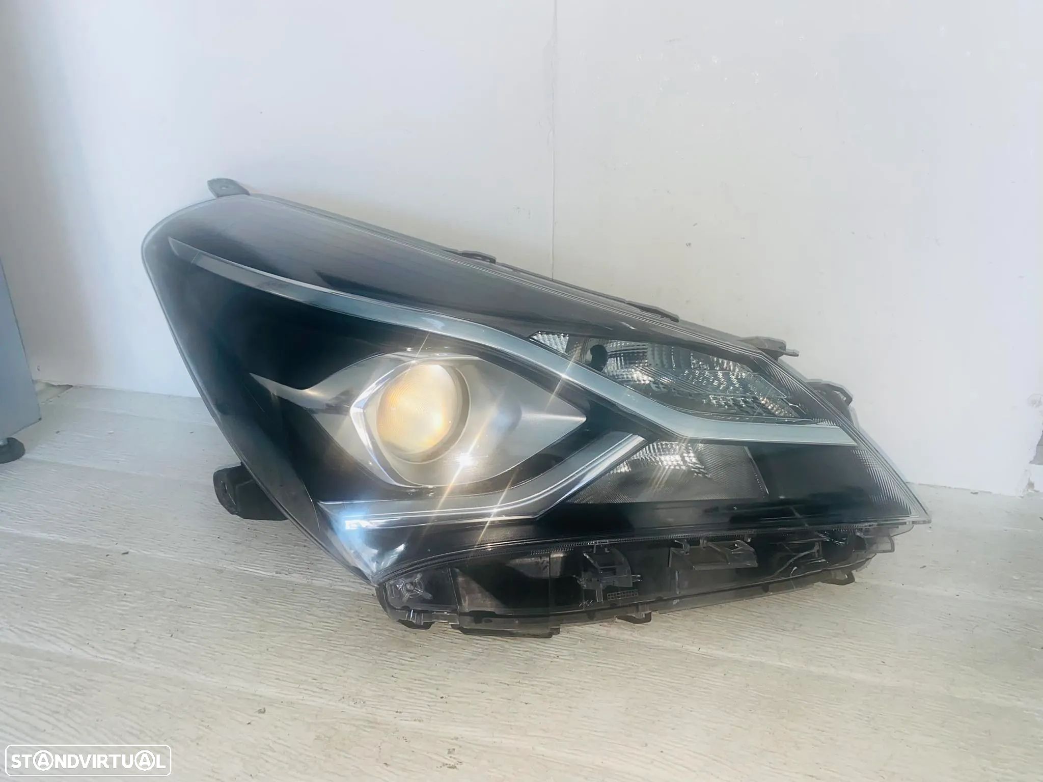 Farol Direito Toyota Yaris - 2017 / 2020 - 1